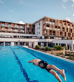 Beim Eintauchen in das Sportbecken