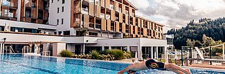 Mann springt in den Außenpool