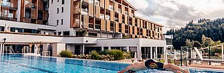 Mann springt in den Außenpool