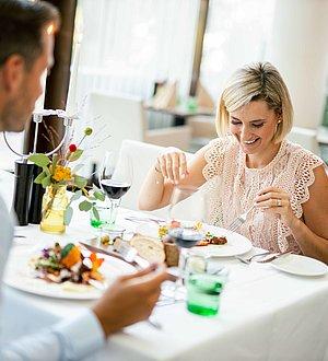Pärchen beim Essen im Restaurant