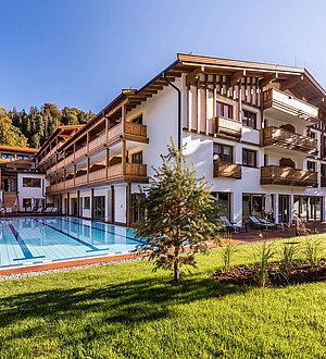 Garten mit Pool im Familotel Das Bayrischzell