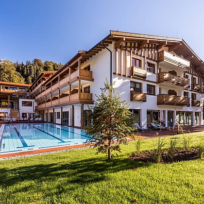 Garten mit Pool im Familotel Das Bayrischzell