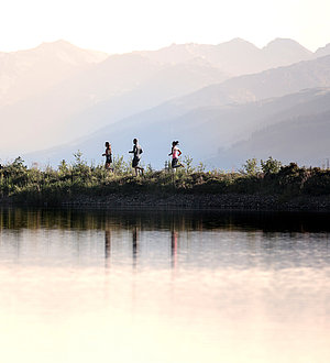 Drei Jogger am See