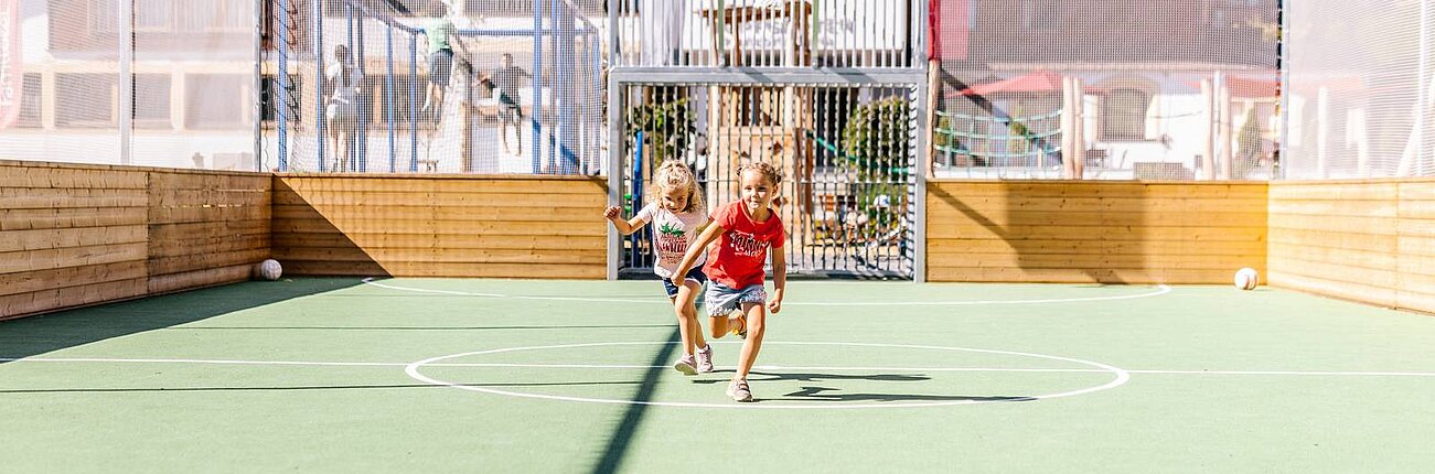 Kinder auf dem Basketballplatz