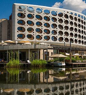 Außenansicht des Seepark Hotels mit Spiegelung im Wasser