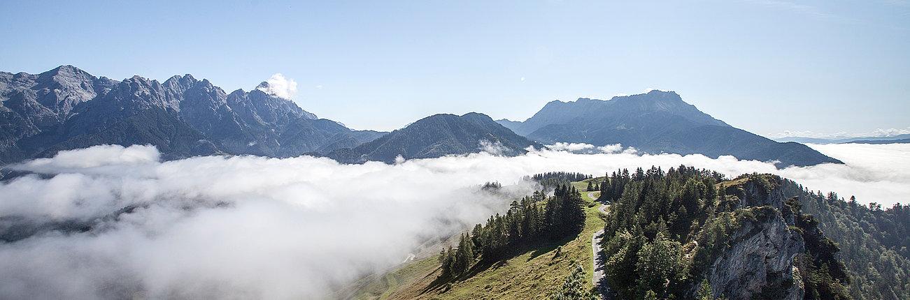 Ausblick vom Jakobskreuz in nebelverhangene Berglandschaft