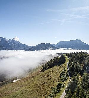 Ausblick vom Jakobskreuz in nebelverhangene Berglandschaft