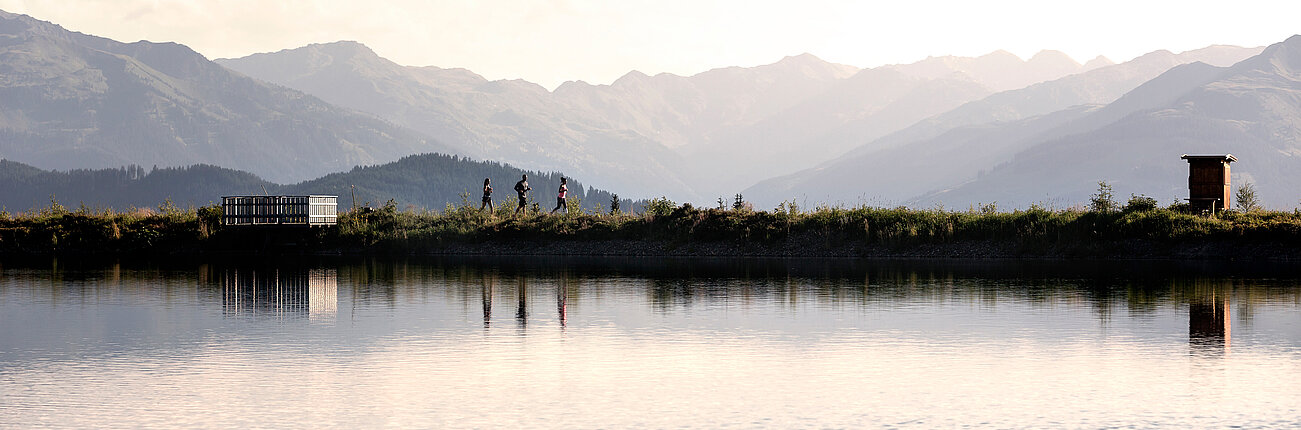 Drei Jogger am Salvensee