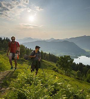 Dreiergruppe wandert mit Aussicht auf den Walchsee