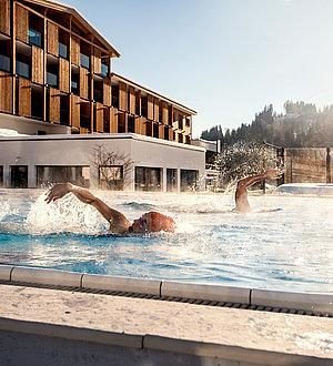 Schwimmer im Außenpool